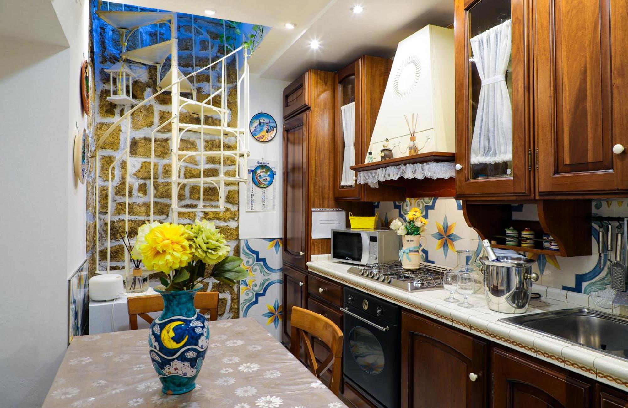 Giallo Napoletano Appartement